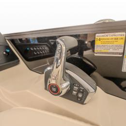 Ergonomically placed throttle and intuitive helm design on the Alera Model M 23Q — crafted for confident control and effortless cruising.